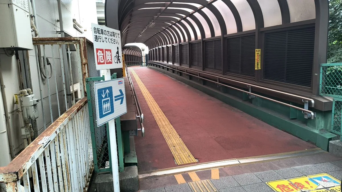 JR上中里駅からの道順:屋根付きの通路へ