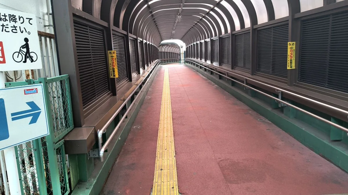 JR上中里駅からの道順:通路を進む
