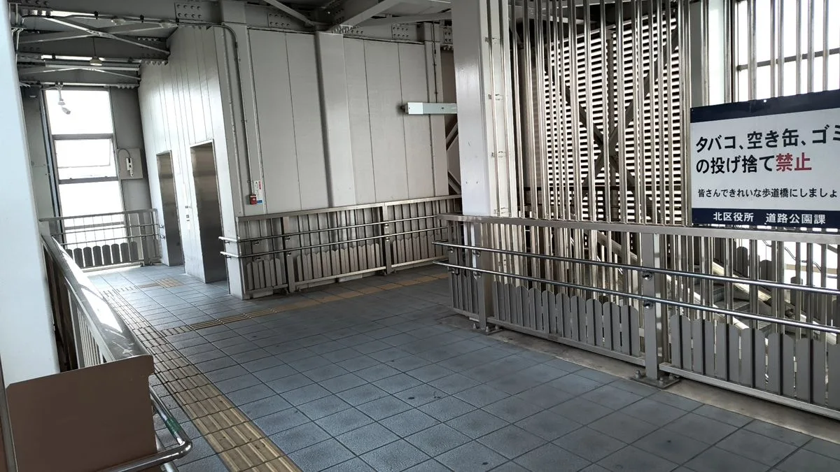 JR上中里駅からの道順:エレベーターか階段で下へ