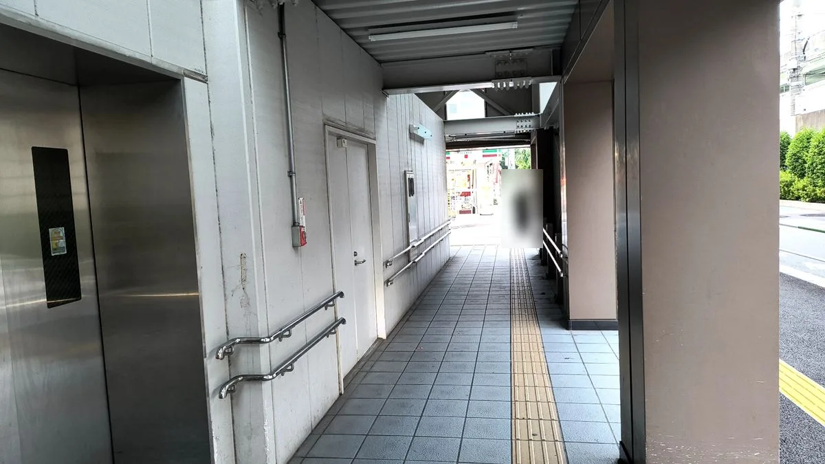 JR上中里駅からの道順:建物の下を通る