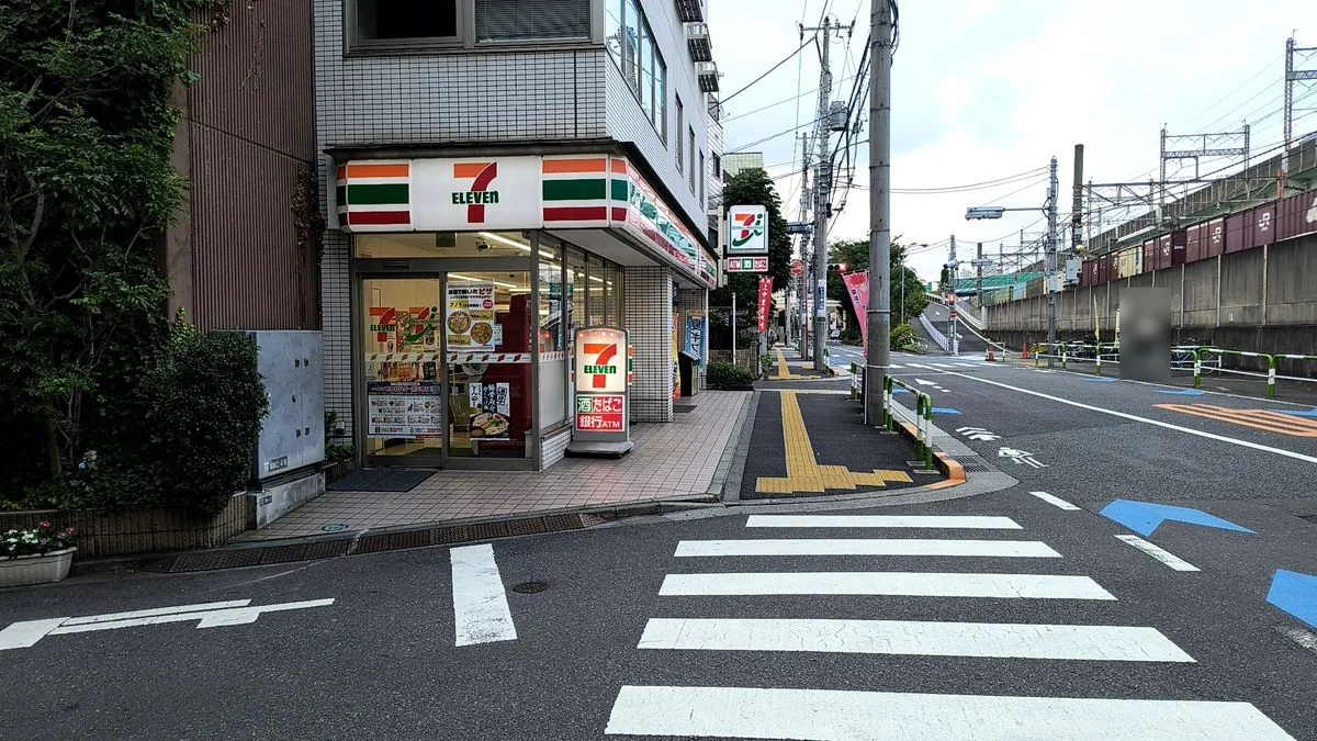 JR上中里駅からの道順:コンビニの角