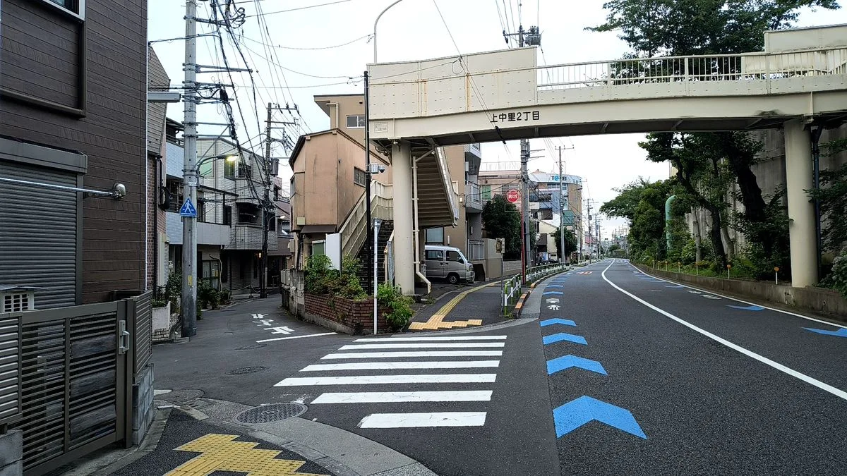 JR上中里駅からの道順:斜め左の道へ