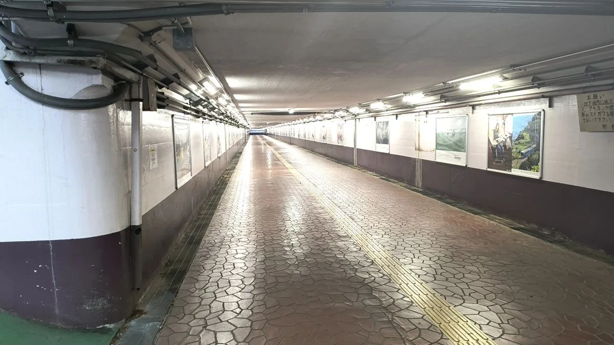 JR尾久駅からの道順:地下道を進む