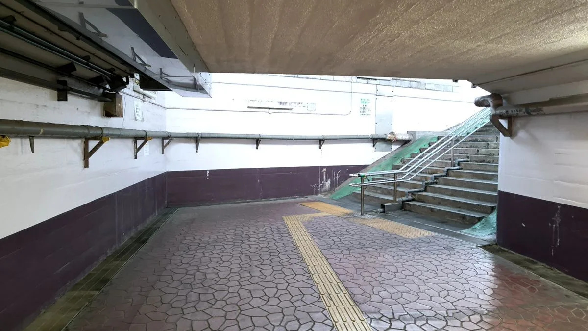JR尾久駅からの道順:階段を上る